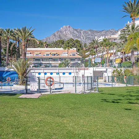 Newly Renovated In Golden Mile W/ Pool Apartment